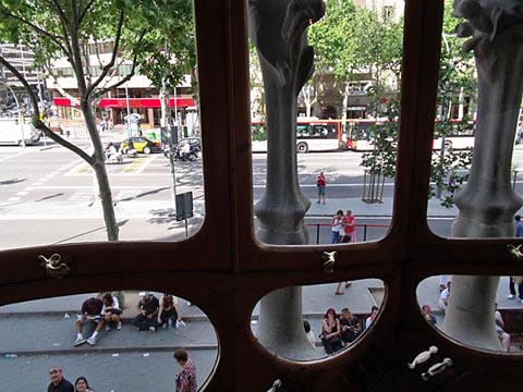 窓下に見るグラシア通り