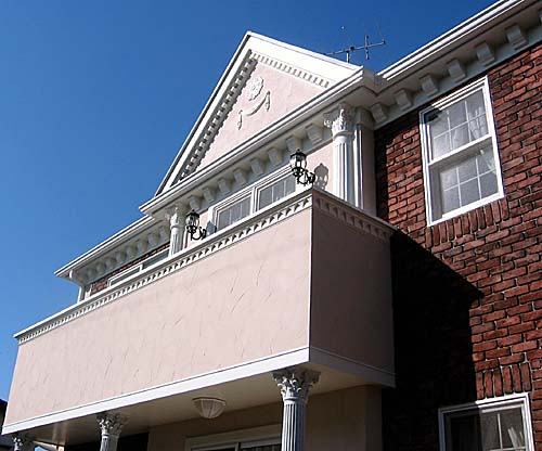 ファイポン社の装飾モールディングをつけたバルコニー