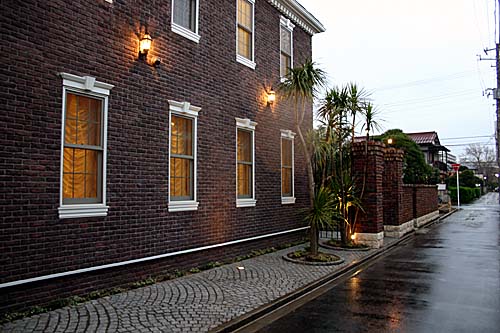 シンメトリーの重厚感あふれるトラディショナルなフォルム