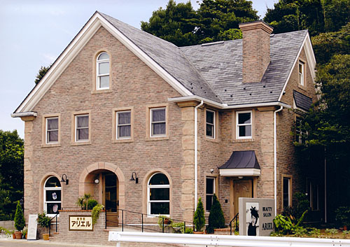 古臭い感じのするレンガの家