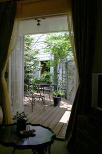 新築より母屋へ通じるデッキ