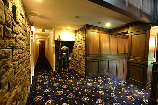 1階ホールより客室への廊下