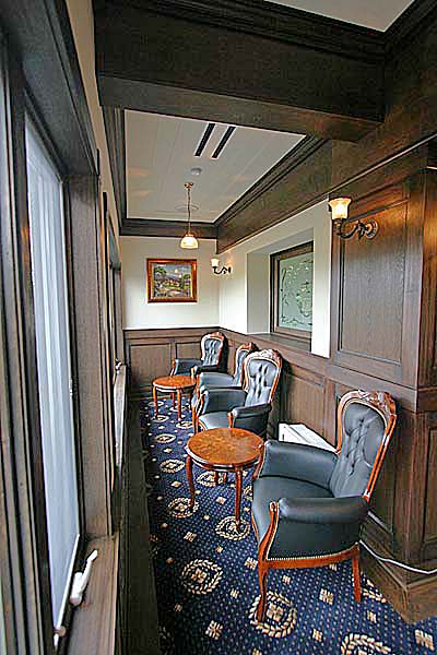 喫煙者向けのバーコーナー