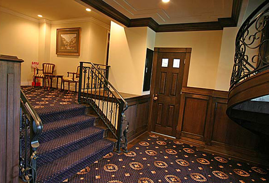 受付前の階段及トイレへの廊下