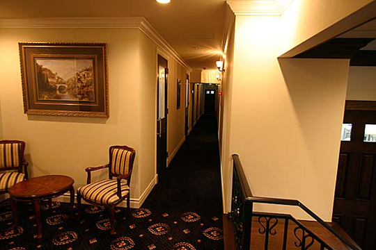 受付前の階段及トイレへの廊下