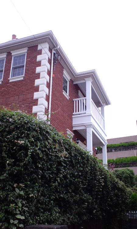 英国スタイルのアメリカ住宅に２段式のベランダ